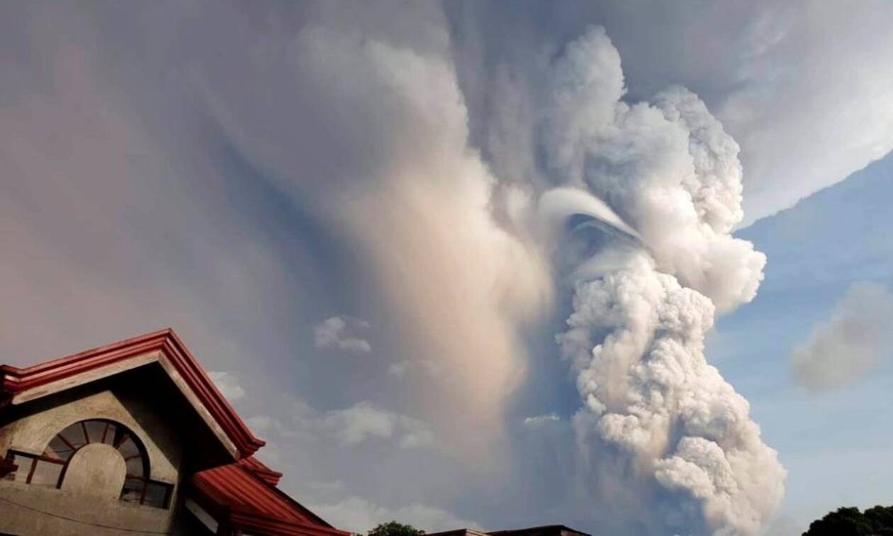 Φιλιππίνες: Εικόνες που κόβουν την ανάσα - «Βρυχάται» το ηφαίστειο Ταάλ (pics+vid)