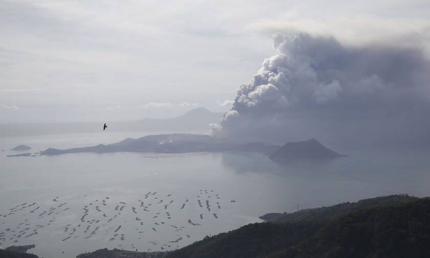 Φιλιππίνες: «Βρυχάται» το ηφαίστειο Ταάλ - Εικόνες που κόβουν την ανάσα