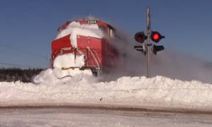 Τρένο πέφτει πάνω σε «τοίχο» από χιόνι και το θέαμα είναι απίθανο! (video)
