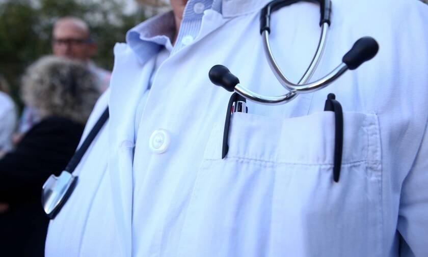 ΕΙΝΑΠ: Το ΕΚΑΒ παράτησε γιατρούς με τη στολή εφημερίας και τον εξοπλισμό της διακομιδής στα χέρια  