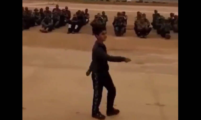 Γιος στρατιωτικού κάνει παρέλαση σε βάση του Χαφτάρ και καταχειροκροτείται (vid)