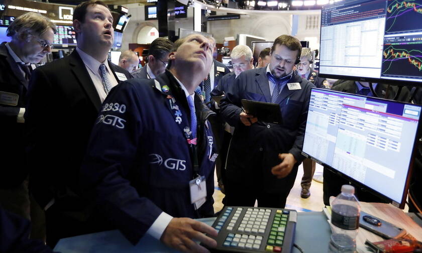 Wall Street: Ιστορικό ρεκόρ για τον Dow Jones - Τα αποθέματα έριξαν την τιμή του πετρελαίου