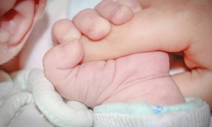 Επίδομα γέννας: Σε δύο δόσεις το ποσό των 2.000 ευρώ - Πώς θα κάνετε την αίτηση 