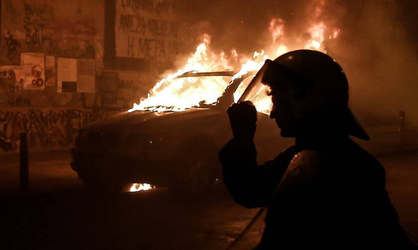 Φωτιά σε αντιπροσωπεία αυτοκινήτων στη Γλυφάδα