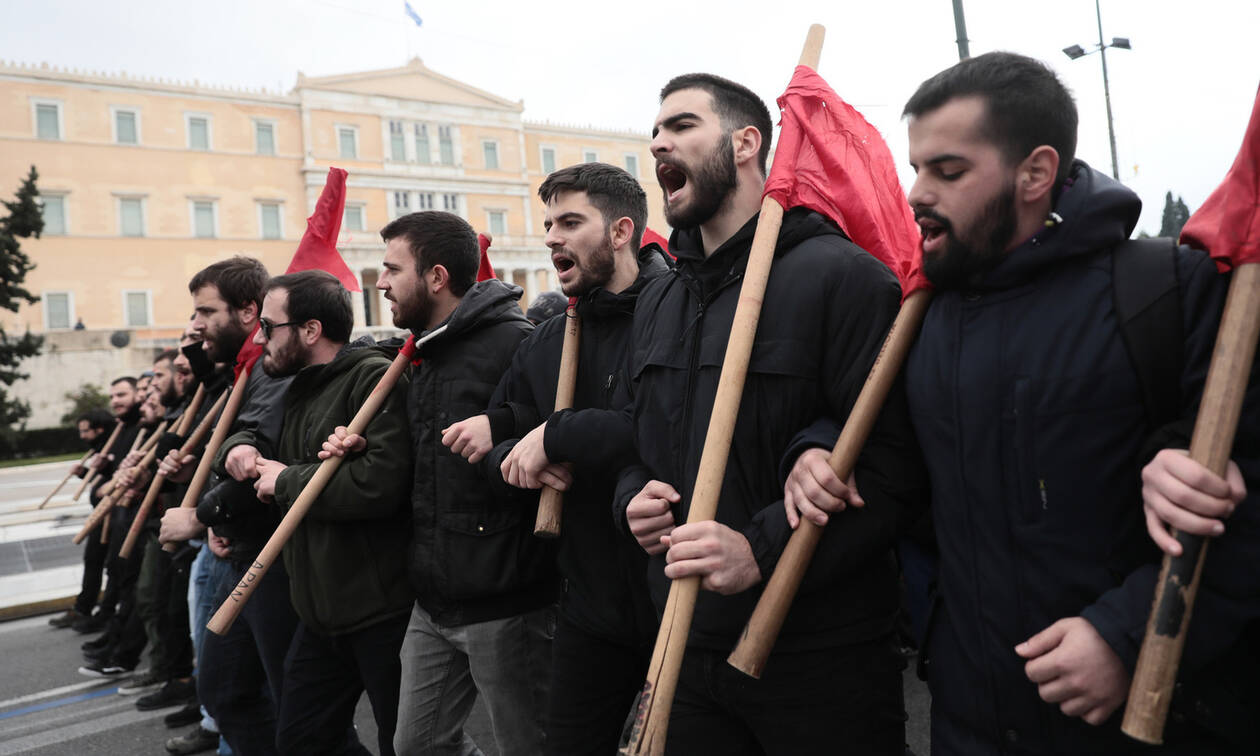 Πορεία εκπαιδευτικών στο κέντρο της Αθήνας: «Όχι στην εξίσωση τίτλων κολεγίων με πανεπιστημίων»