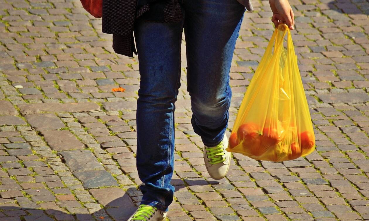 Νέο «χαράτσι» στις πλαστικές σακούλες - Πότε και σε ποιες θα πληρώνουμε περισσότερα 