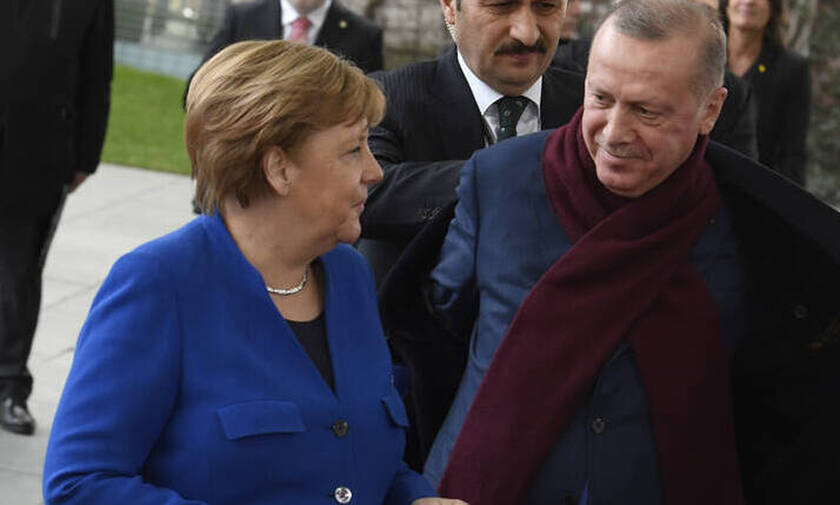 Στην Τουρκία η Μέρκελ μετά το «χαστούκι» στον Ερντογάν από τη γερμανική βουλή