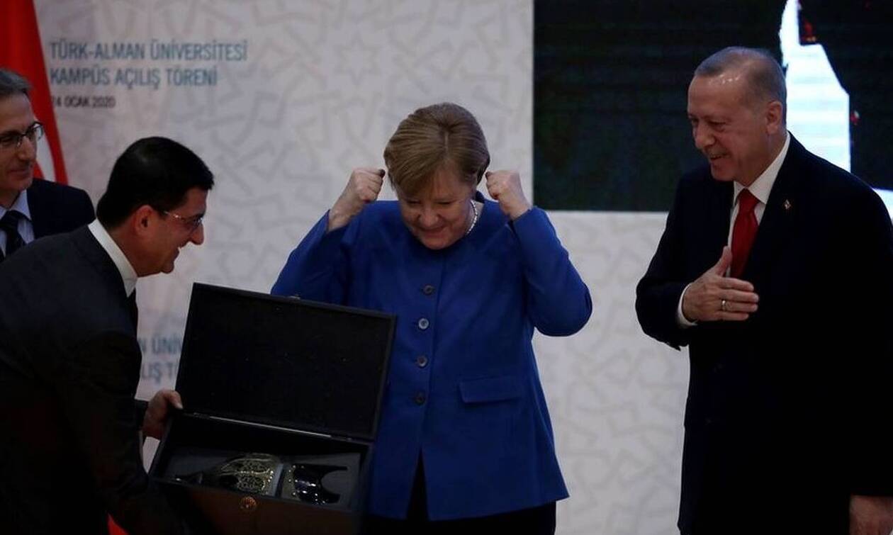 Η απίστευτη αντίδραση της Μέρκελ όταν είδε το δώρο του Ερντογάν (pics)