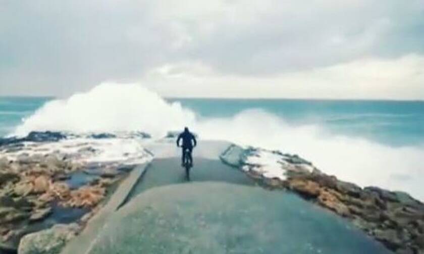 Τρόμος: Τεράστια κύματα «καταπίνουν» ποδηλάτη (pics - vid)