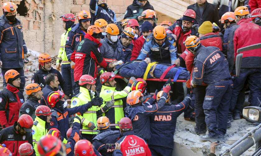 Σεισμός: Θρήνος στα συντρίμμια - 31 νεκροί από τα φονικά Ρίχτερ – Μετρά τις πληγές της η Τουρκία