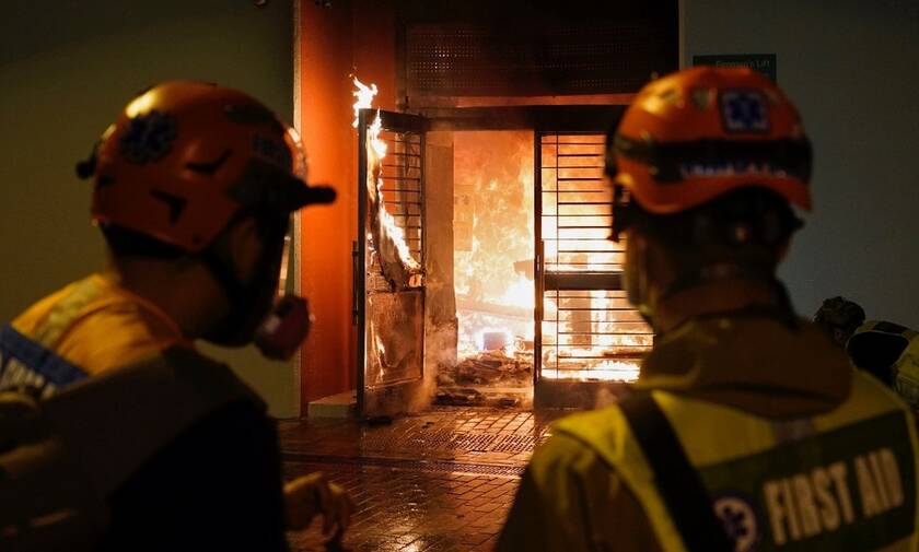 Κοροναϊός – Βία και τρόμος: Έκαψαν κτήριο - «καραντίνα» για πιθανά κρούσματα (pics)