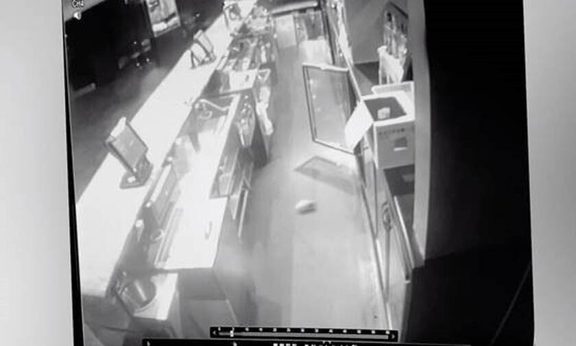 Ανατριχιάζει το βίντεο από κάμερα ασφαλείας μέσα σε μπαρ!