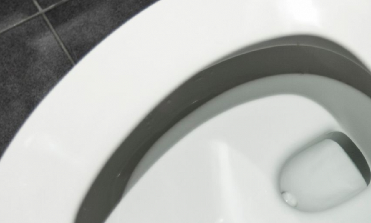 Το φυσικό κόλπο για τον καθαρισμό της τουαλέτας σας (video)
