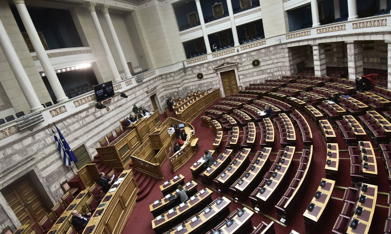 Κόντρα στη Βουλή για την «εκρηκτική» κατάσταση στη Μυτιλήνη