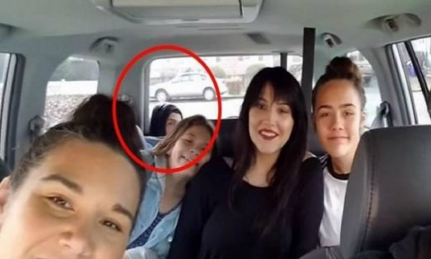 Έβγαλαν μία οικογενειακή φωτογραφία πριν το ταξίδι και ξαφνικά είδαν ΑΥΤΟ στο πίσω κάθισμα (vid)
