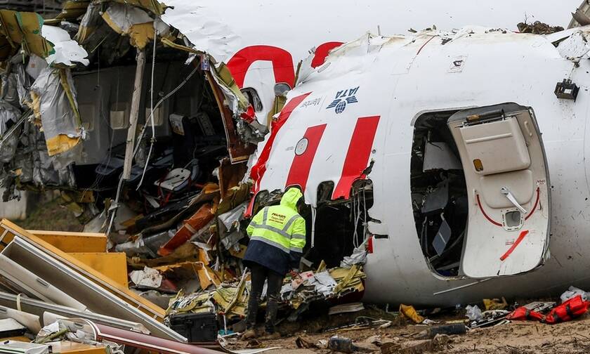 Τουρκία: «Ο κόσμος ούρλιαζε» - Σοκάρουν οι μαρτυρίες για το αεροπλάνο που κόπηκε στα δύο (pics)