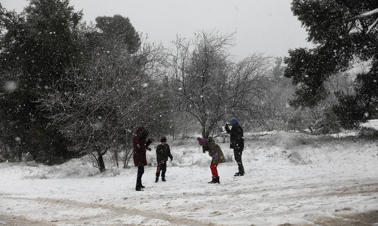 Καιρός: Χιόνισε στην Αττική - Πότε εξασθενεί η κακοκαιρία (pics)