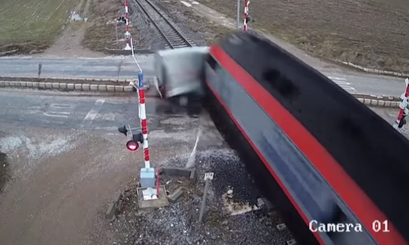 Βίντεο ΣΟΚ με την παράσυρση φορτηγού από τρένο (vid)