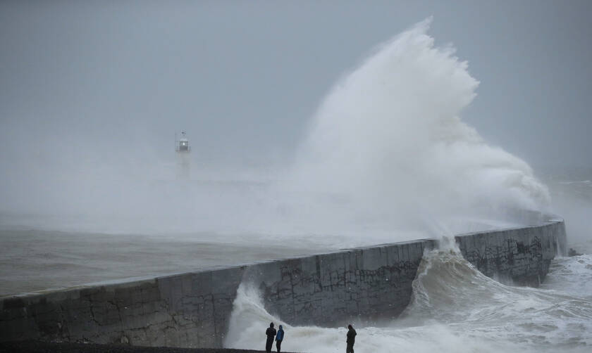 Βρετανία-καταιγίδα Κιάρα: Σε συναγερμό η χώρα λόγω των ακραίων καιρικών φαινομένων