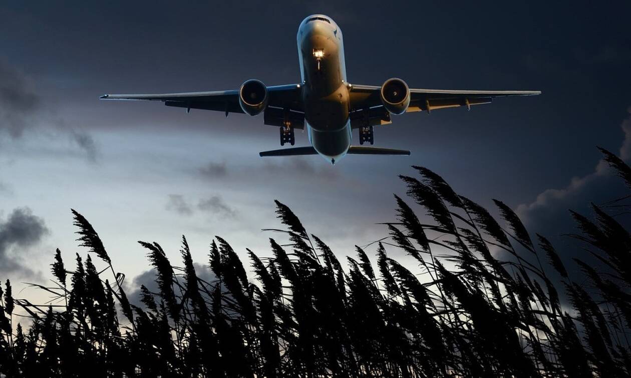 Χαμός σε αεροπλάνο: Δεν πίστευαν στα μάτια τους οι επιβάτες όταν κοίταξαν από τα παράθυρα