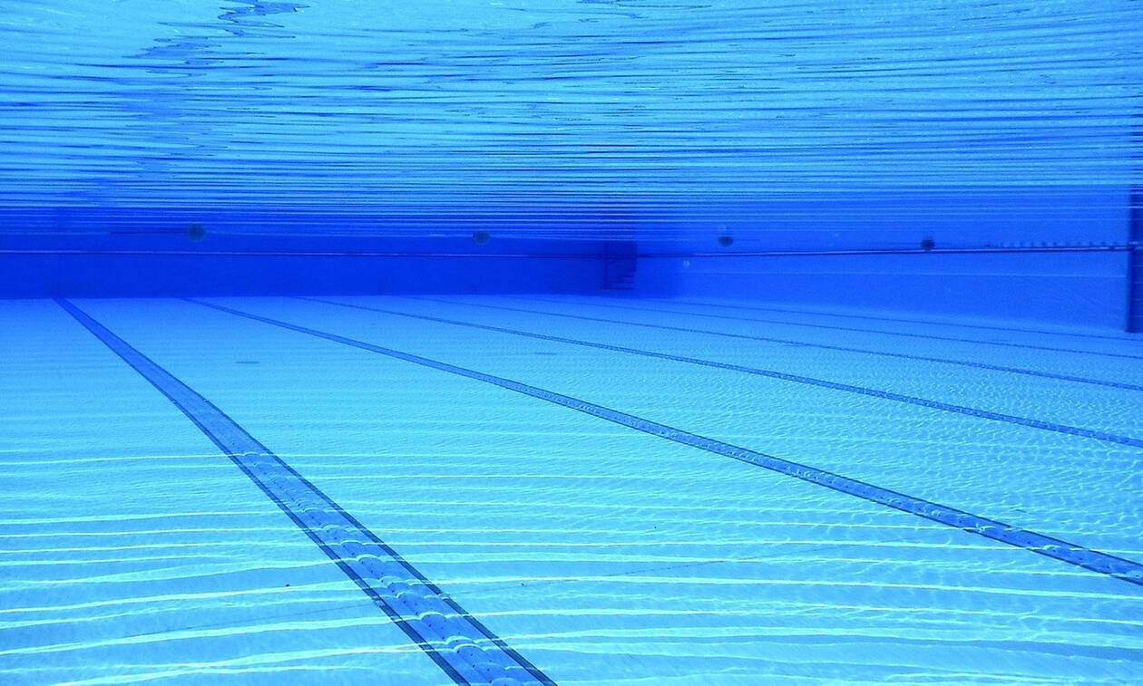 Εικόνες – σοκ σε πισίνα ξενοδοχείου: Αγοράκι βρίσκεται κάτω από το νερό για 4 λεπτά