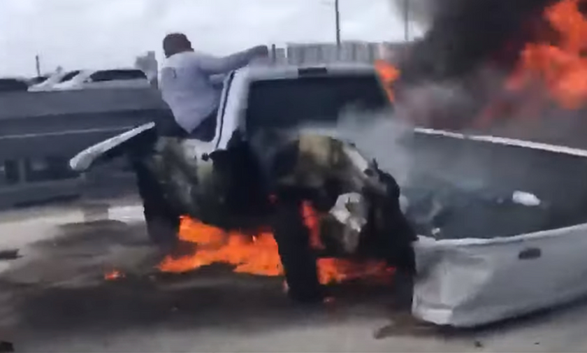 Σοκαριστικό βίντεο: Η στιγμή της διάσωσης άνδρα από φλεγόμενο όχημα