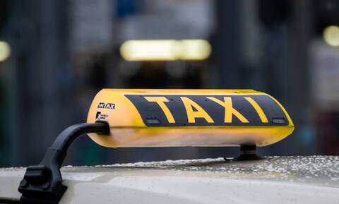 Ταξιτζής «κόλλησε» στην κίνηση και άρχισε… τους κοιλιακούς (video)