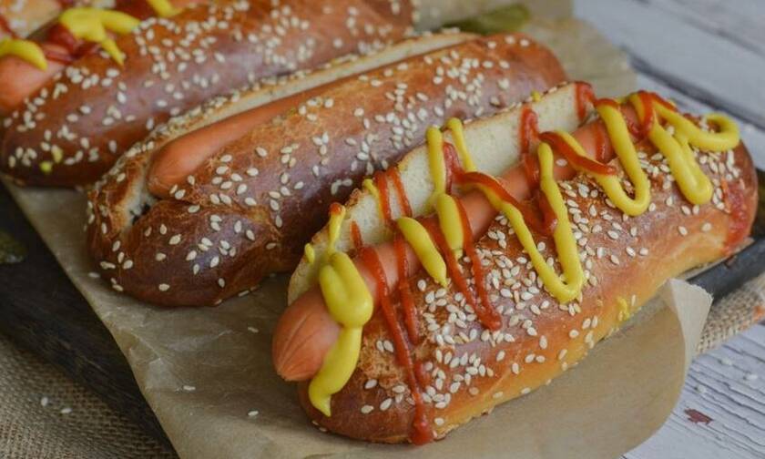 Η συνταγή της ημέρας: Hot Dog με σπιτικά ψωμάκια