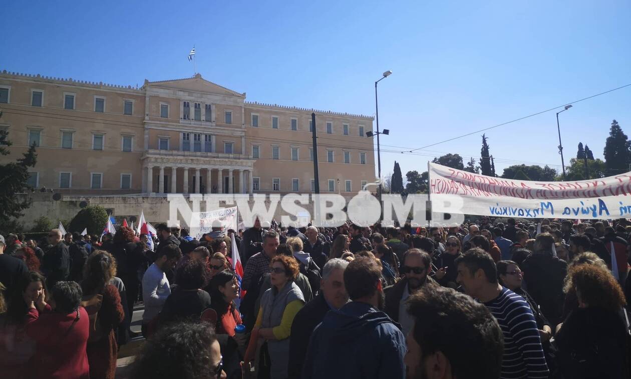 Απεργία: Στους δρόμους για το Ασφαλιστικό - Χιλιάδες πολίτες διαδήλωσαν στο κέντρο της Αθήνας