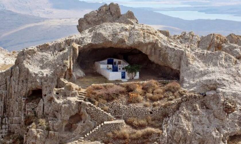 Αυτή είναι η πιο όμορφη εκκλησία της Ελλάδας! Δεν έχει σκεπή και βρίσκεται κάτω από βράχο! (pic)