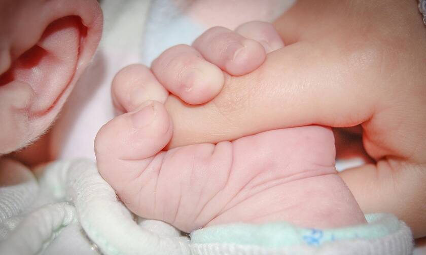 Επίδομα γέννησης: Αυτούς «κόβει» η εφορία 