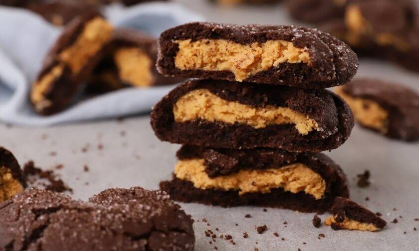 Η συνταγή γλυκιά της ημέρας: Σοκολατένια μπισκότα γεμιστά με φυστικοβούτυρο