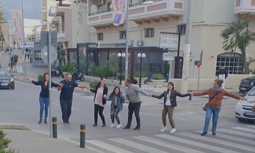 Στην Κρήτη έκλεισαν τον δρόμο για να... χορέψουν! (vid)