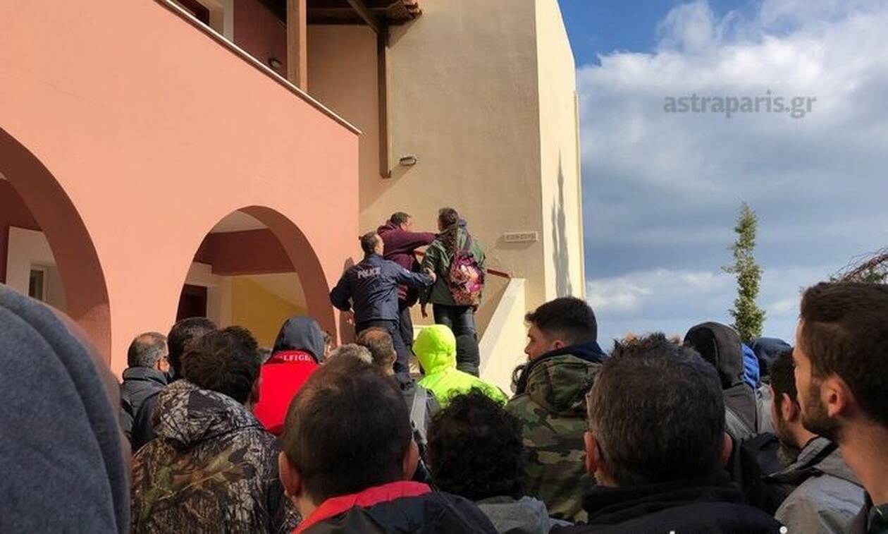 Χίος: Εισβολή κατοίκων σε ξενοδοχείο όπου μένουν αστυνομικοί - Πετούσαν πράγματα από τα μπαλκόνια