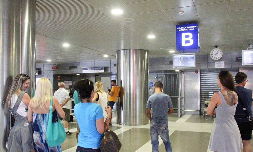 Κοροναϊός στην Ελλάδα - «Βόμβα» από συνταξιδιώτη της 38χρονης: Τι συνέβη στο αεροδρόμιο Θεσ/νίκης
