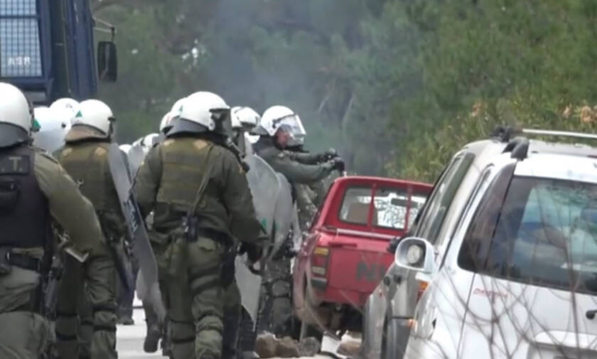 Μυτιλήνη: Άντρες των ΜΑΤ καταστρέφουν αυτοκίνητα ντόπιων (video)