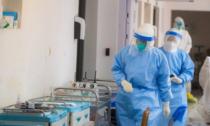 Κοροναϊός: Γυναίκα θεραπεύτηκε από τον ιό και κόλλησε ξανά - Τι προκάλεσε την επανεμφάνισή του