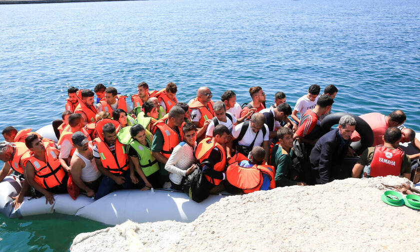 Χίος: Βίντεο ντοκουμένο - Βάρκες αποβιβάζουν μετανάστες στο... λιμάνι του νησιού!