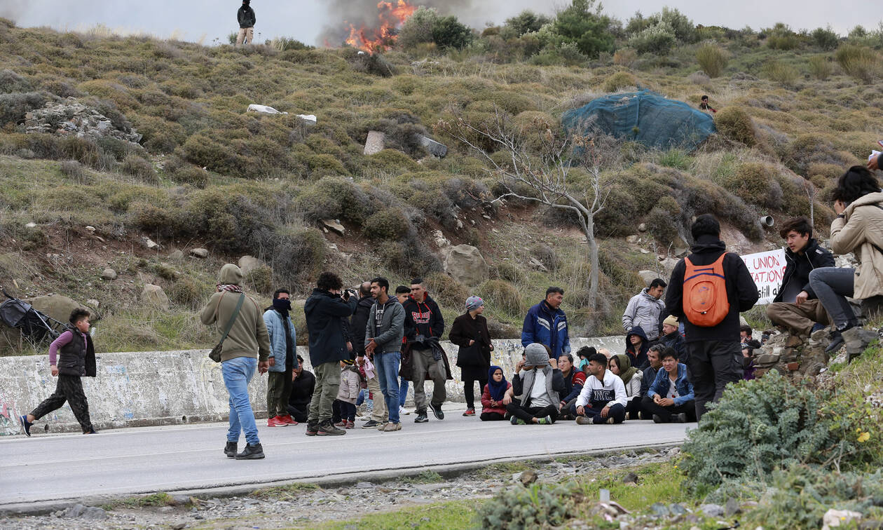 Μεταναστευτικό – Μυτιλήνη: Κάτοικοι στήνουν μπλόκα σε λεωφορεία με πρόσφυγες και μετανάστες
