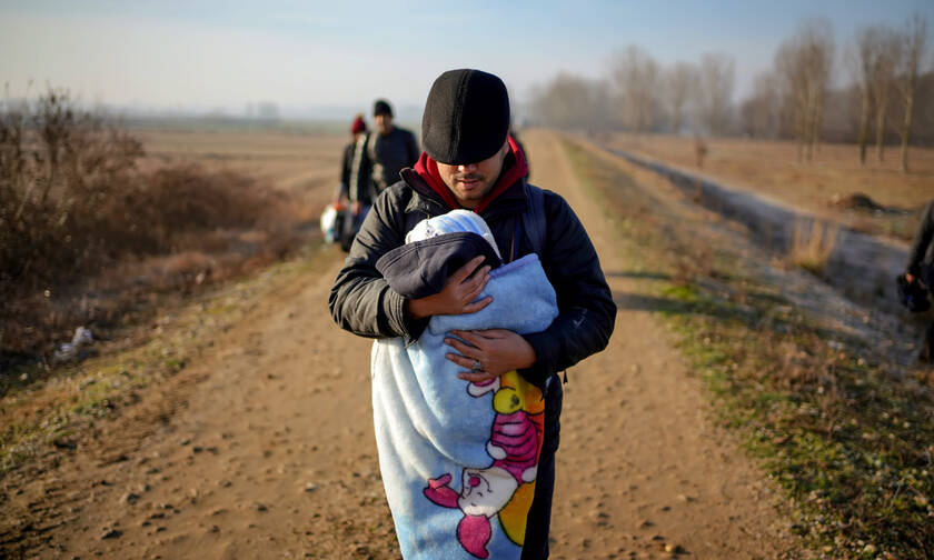 Συγκλονιστικές εικόνες από τον Έβρο: Μετανάστες με μωρά περνούν τον ποταμό για φθάσουν στην Ελλάδα