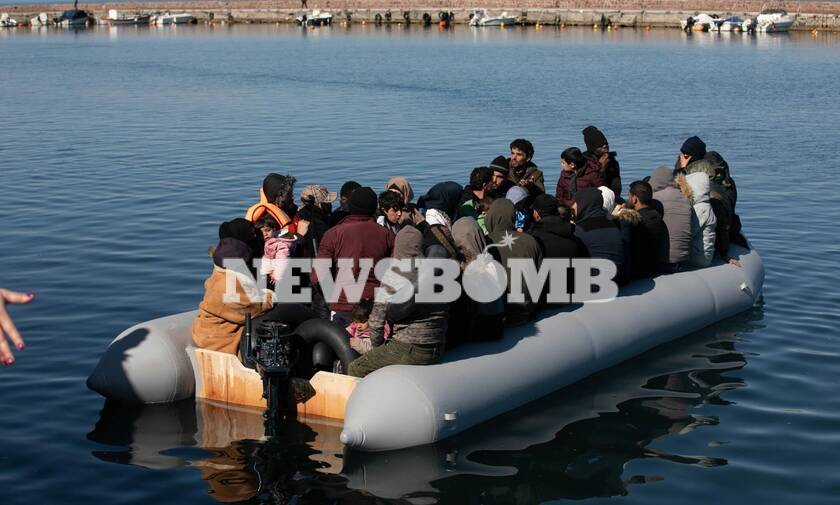 Το Newsbomb.gr στη Μυτιλήνη: Συναγερμός - Εκατοντάδες μετανάστες αποβιβάζονται στο νησί