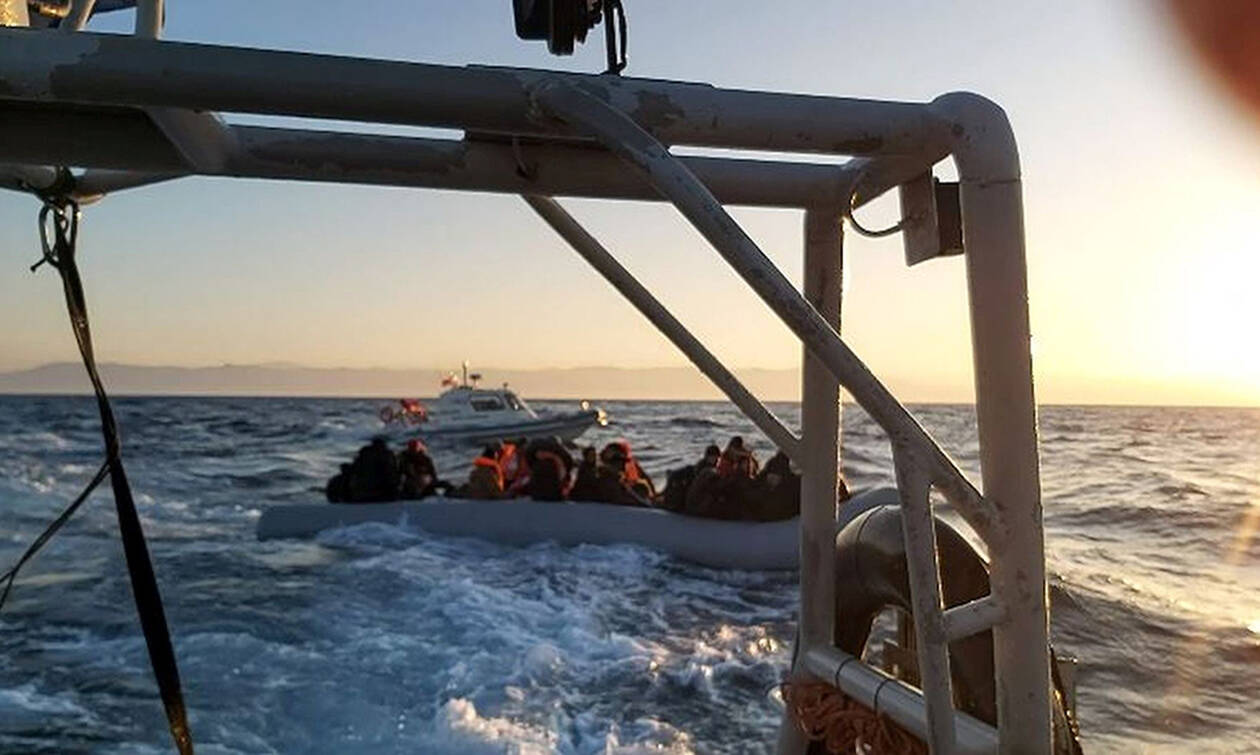 Βίντεο-ντοκουμέντο: Τουρκική ακταιωρός συνοδεύει βάρκα με μετανάστες προς την Ελλάδα