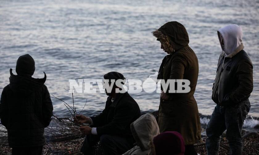 Μεταναστευτικό - «Βουλιάζουν» τα νησιά: Μετανάστες με παιδιά στοιβάζονται στο λιμάνι της Μυτιλήνης