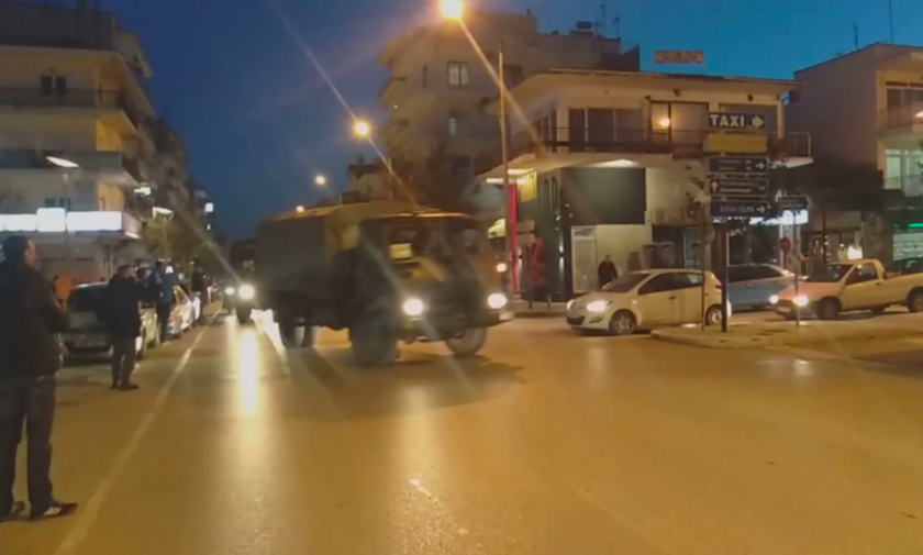 Έβρος: Πολίτες υποδέχονται με χειροκροτήματα φορτηγά του Ελληνικού Στρατού (pics + vid)