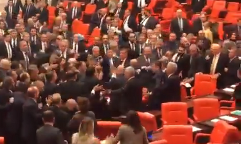Τουρκία: Άγριο ξύλο στην Βουλή για τον Ερντογάν – Δείτε τι συνέβη (vid - pics)