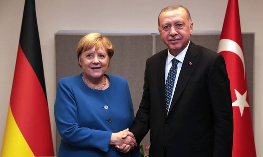 Τηλεφωνική επικοινωνία Μέρκελ – Ερντογάν: Αναθεώρηση της συμφωνίας με την ΕΕ ζητά ο «σουλτάνος»