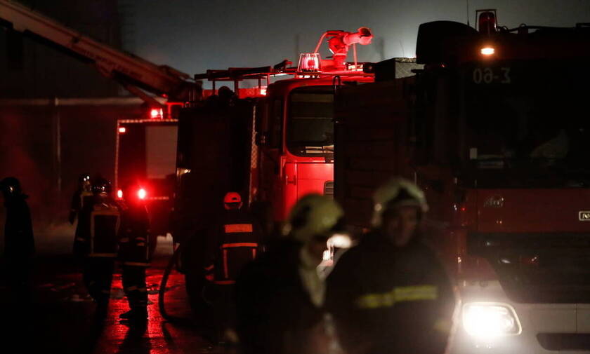 Μεγάλη φωτιά σε αποθήκη στη Μυτιλήνη (vid)