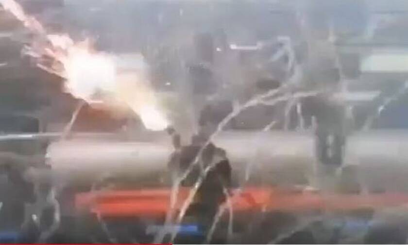 Έβρος: Βίντεο ντοκουμέντο – Τούρκος στρατιώτης εκτοξεύει χημικά προς τις ελληνικές δυνάμεις 