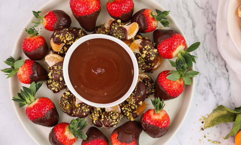 Η γλυκιά συνταγή της ημέρας: Σοκολατένια μανταρίνια και φράουλες