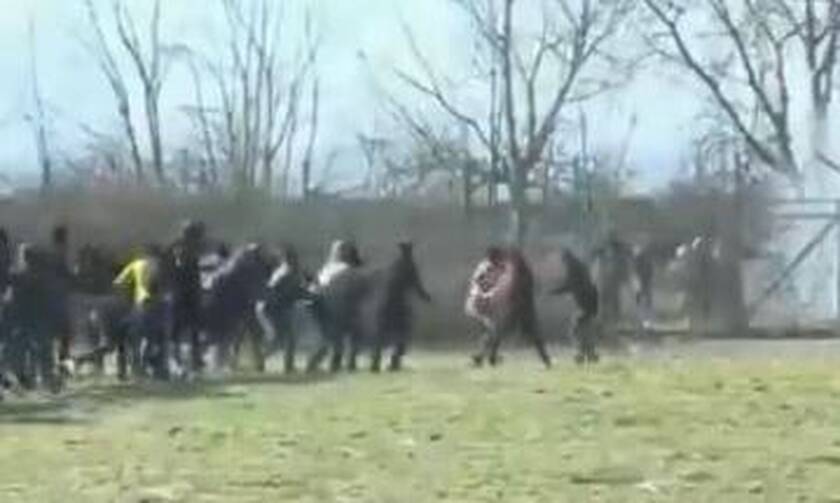 Έβρος: Βίντεο ντοκουμέντο – Μετανάστες προσπαθούν να γκρεμίσουν τον φράχτη